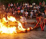 ウルワツのケチャダンスの1場面