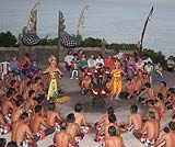 ウルワツのケチャダンスの1場面