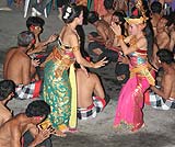 ウルワツのケチャダンスの1場面