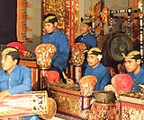 ガムランを演奏する人々