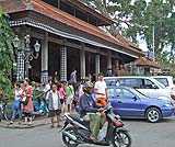 ウブドの町の中心はいつも観光客で一杯です