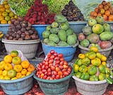 キンタマーニには、フルーツ屋さんも並んでいます