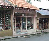 お店が並デウィ・シタ通り